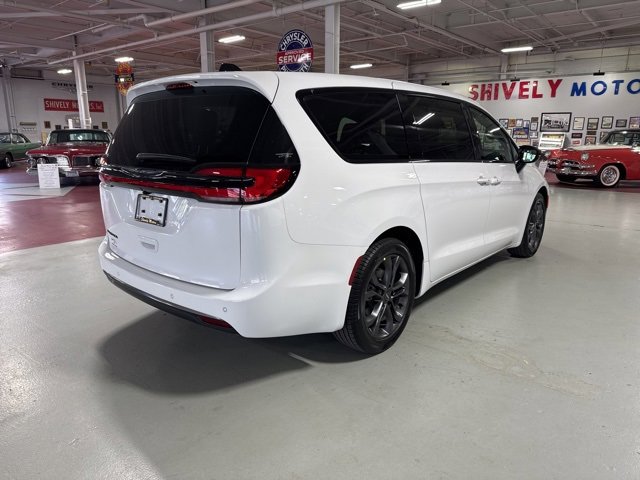 New 2026 Chrysler Pacifica Select image 5