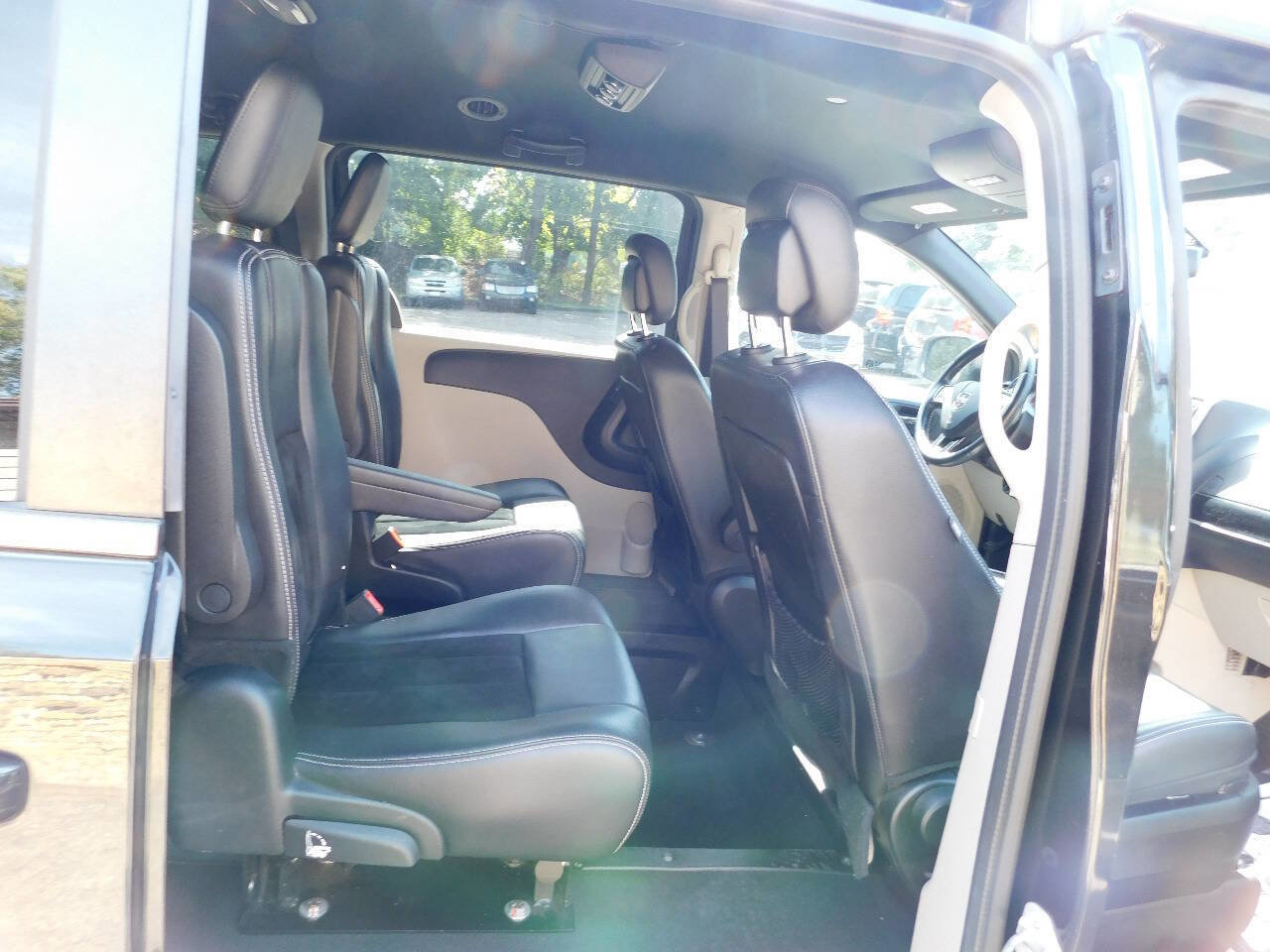 Used 2017 Dodge Grand Caravan SXT image 33