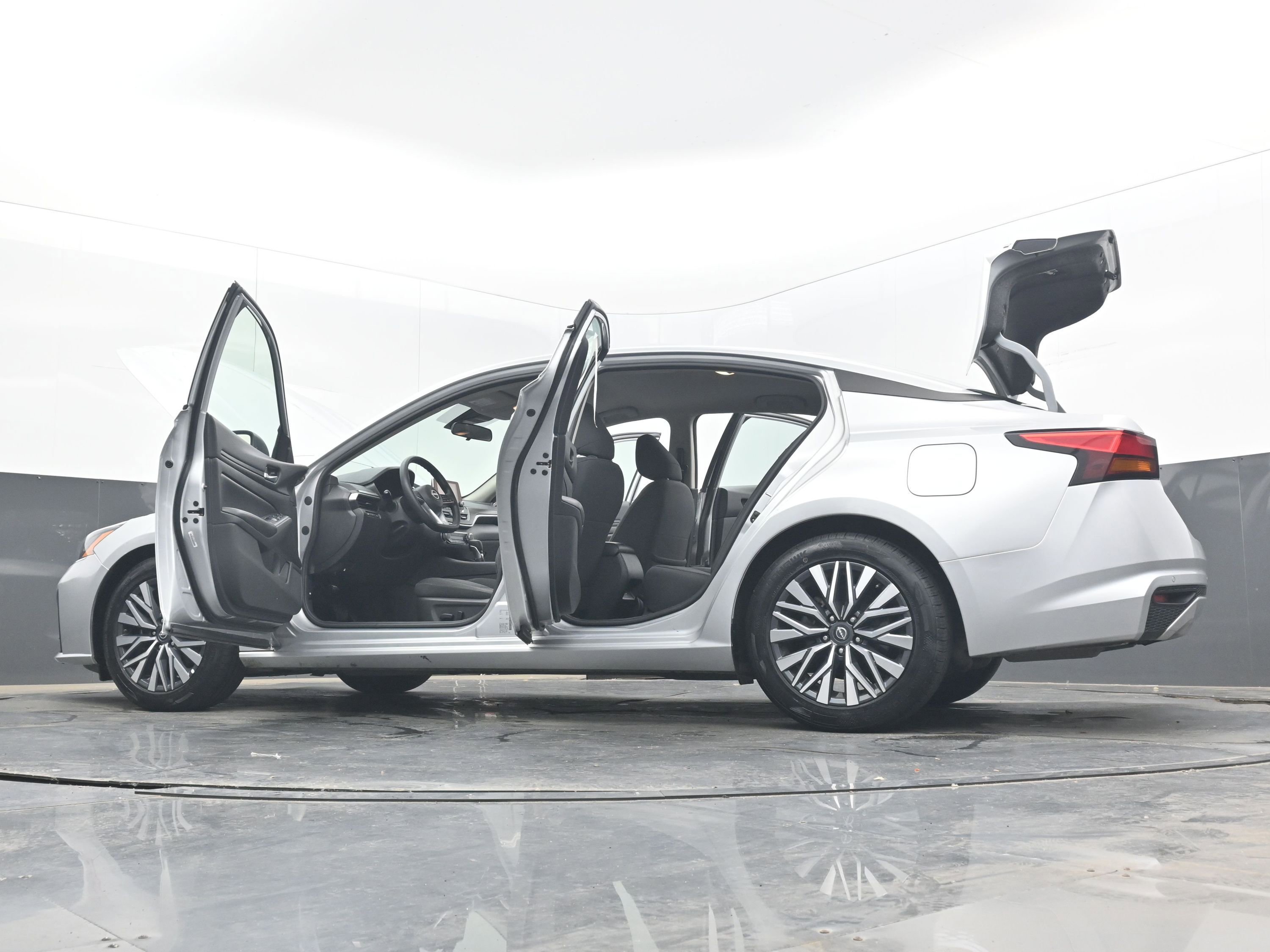 Used 2024 Nissan Altima 2.5 SV FWD image 42