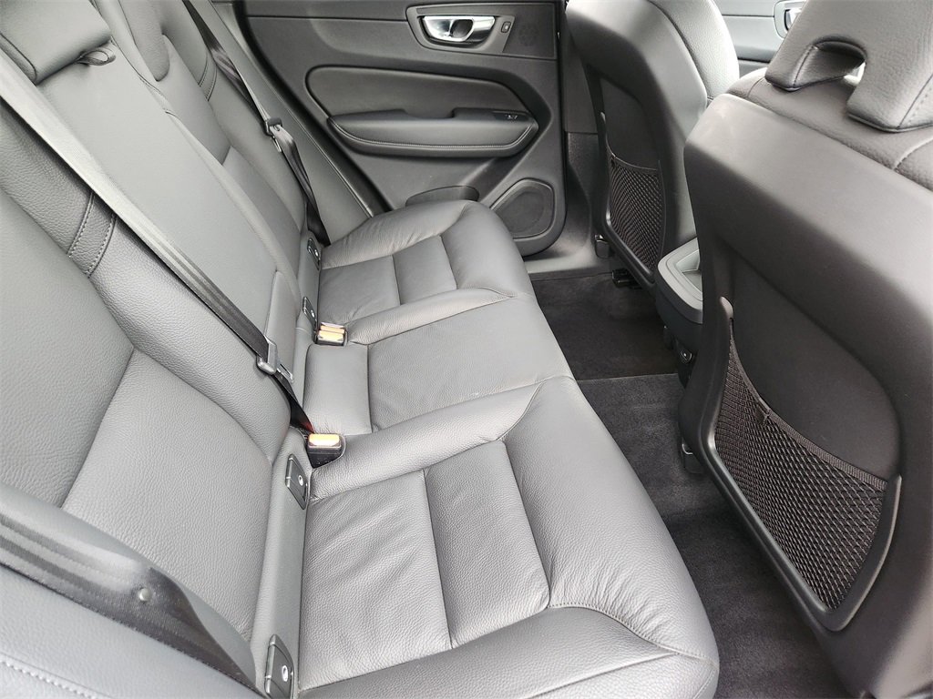 Used 2025 Volvo XC60 B5 Plus image 21
