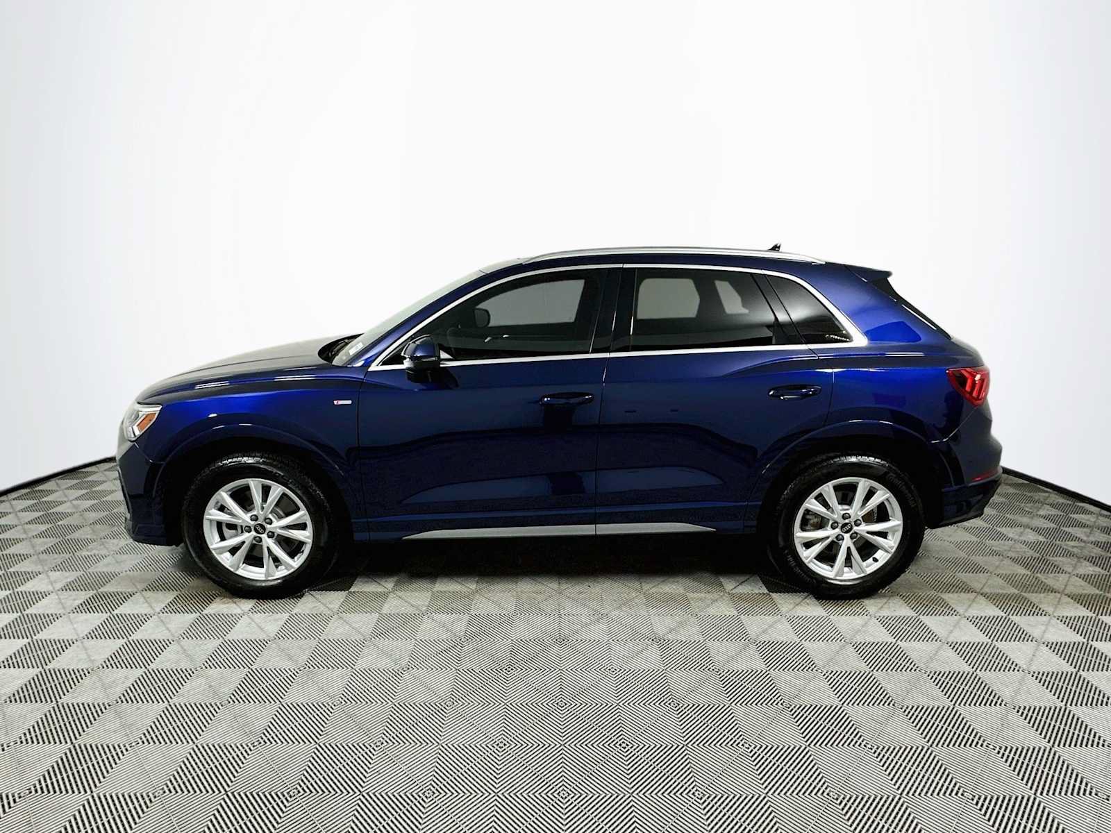 Certified 2025 Audi Q3 2.0T Premium Plus AWD/4WD image 4