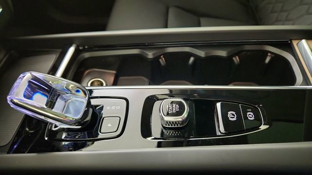 New 2026 Volvo XC60 T8 Plus w/ Climate Package PRO AWD/4WD image 17