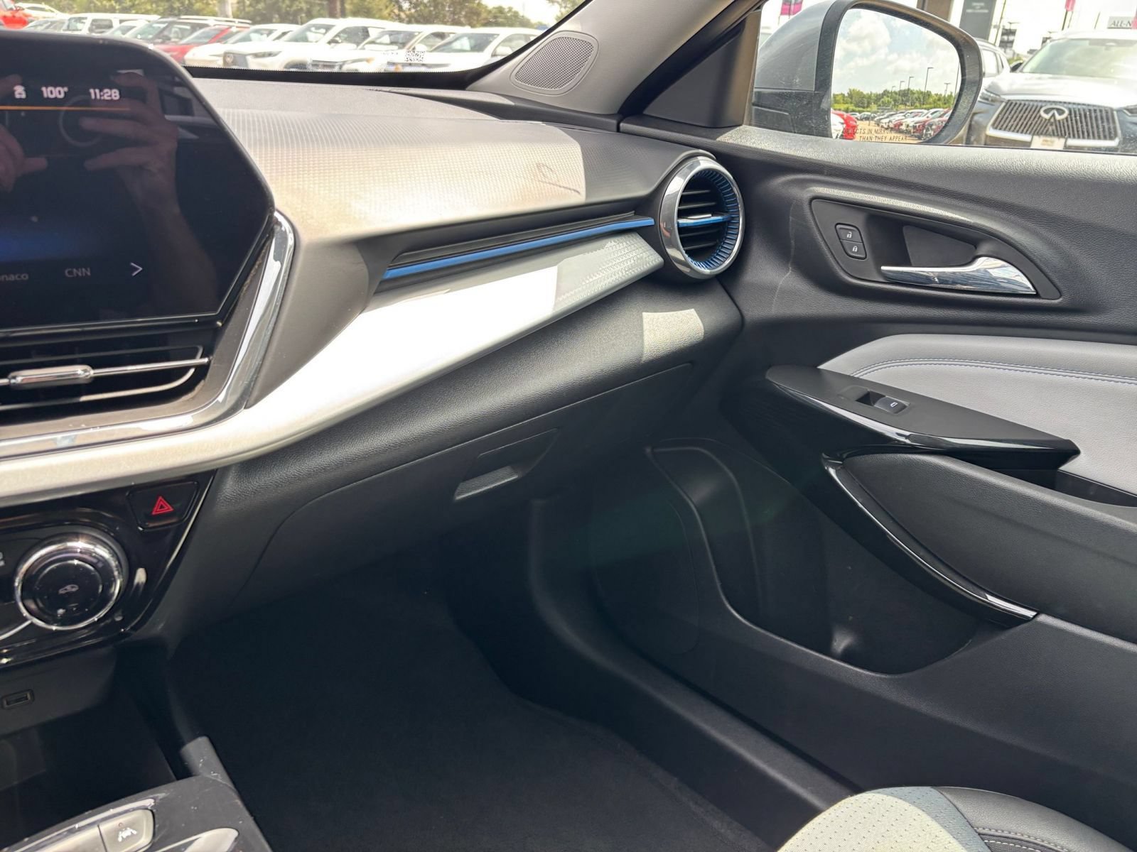 Used 2025 Chevrolet Trax LT FWD image 29