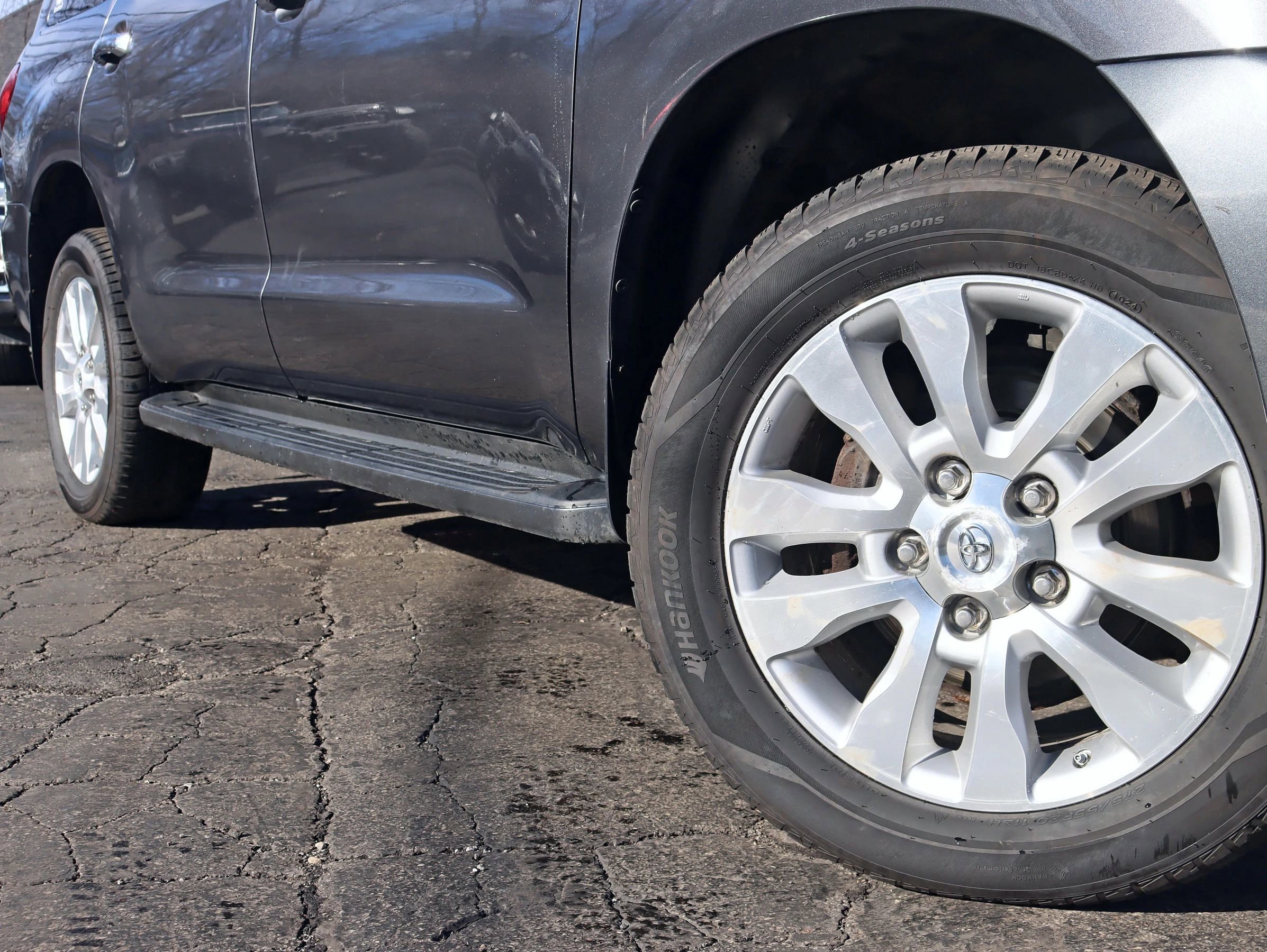 Used 2017 Toyota Sequoia Platinum AWD/4WD image 5