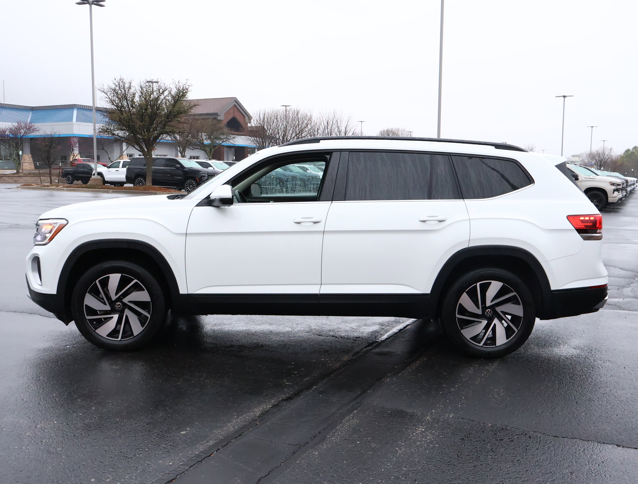 Used 2025 Volkswagen Atlas SE image 33