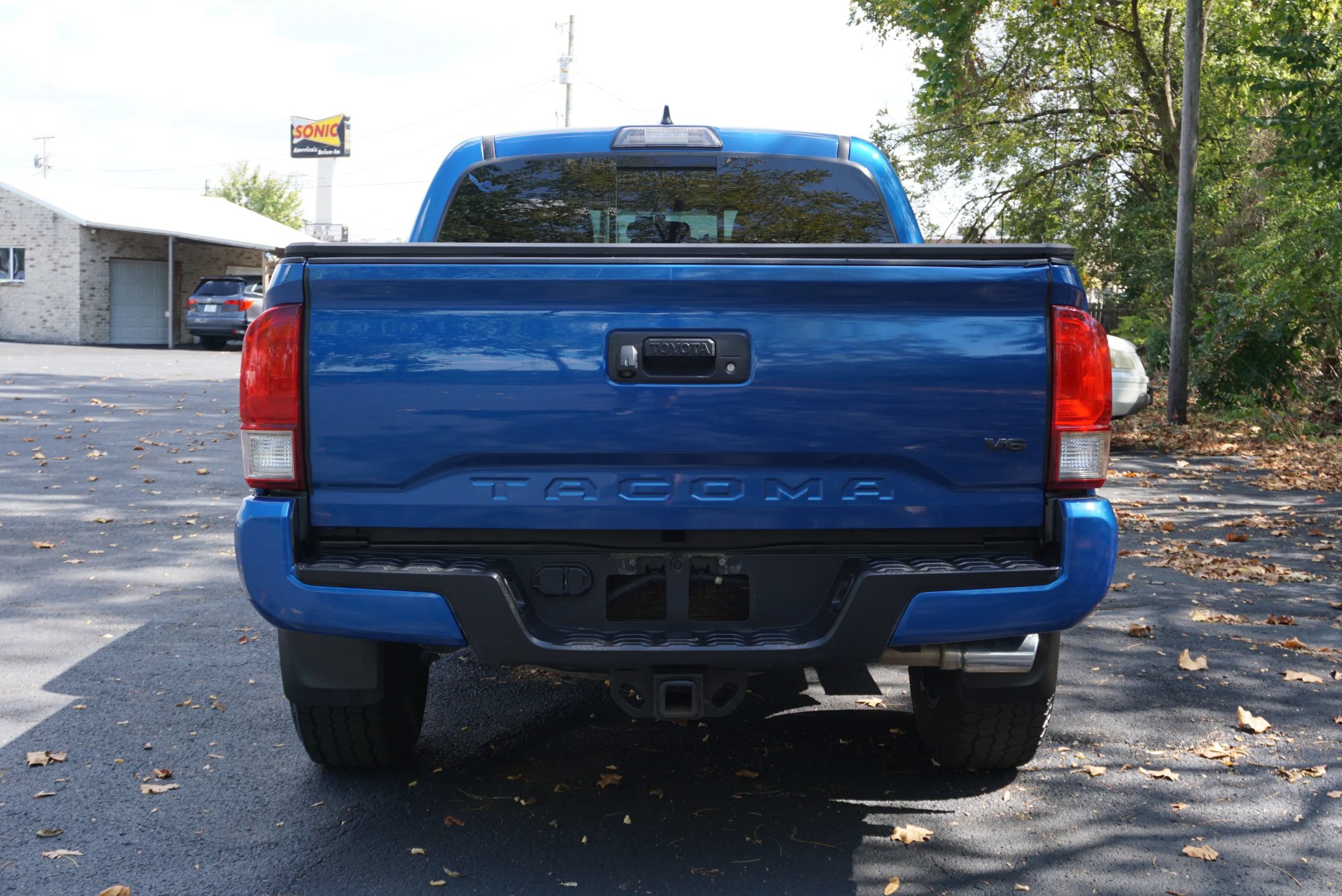 Used 2017 Toyota Tacoma TRD Sport w/ Tow Package (A/T) AWD/4WD image 6