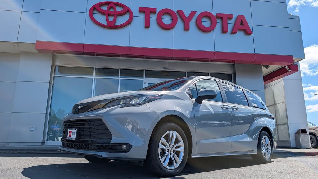 Used 2023 Toyota Sienna XLE Woodland Edition image 33