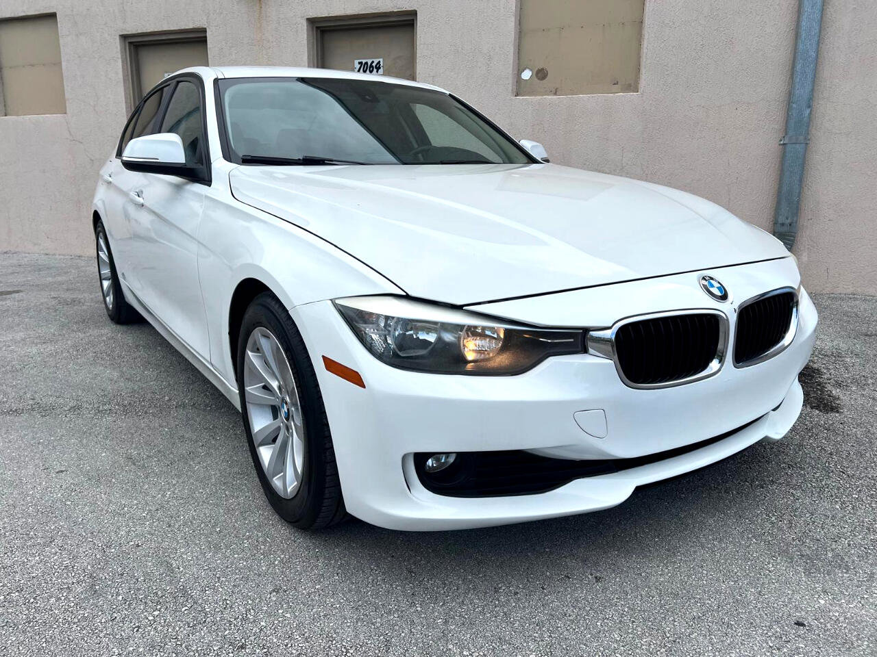 Used 2014 BMW 320i 4dr Sdn 320i RWD image 2