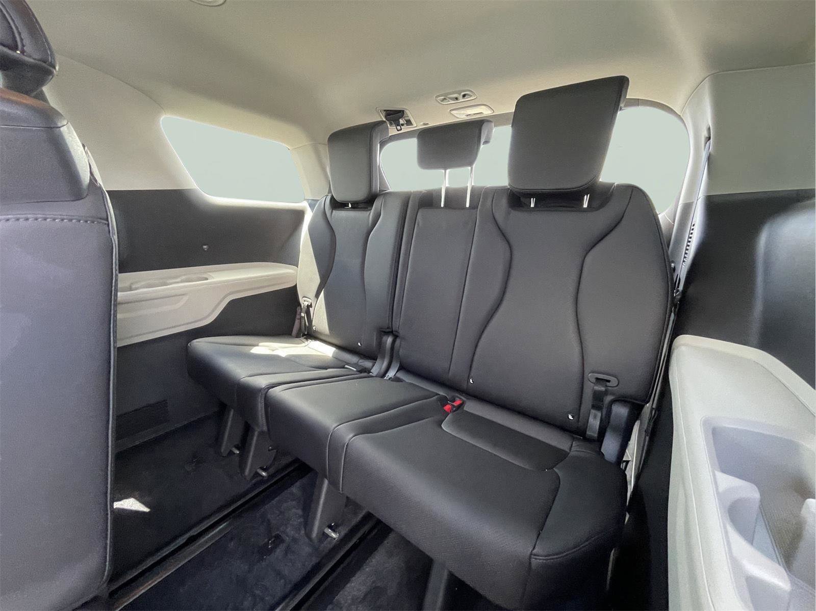 Used 2024 Kia Carnival LX FWD image 15
