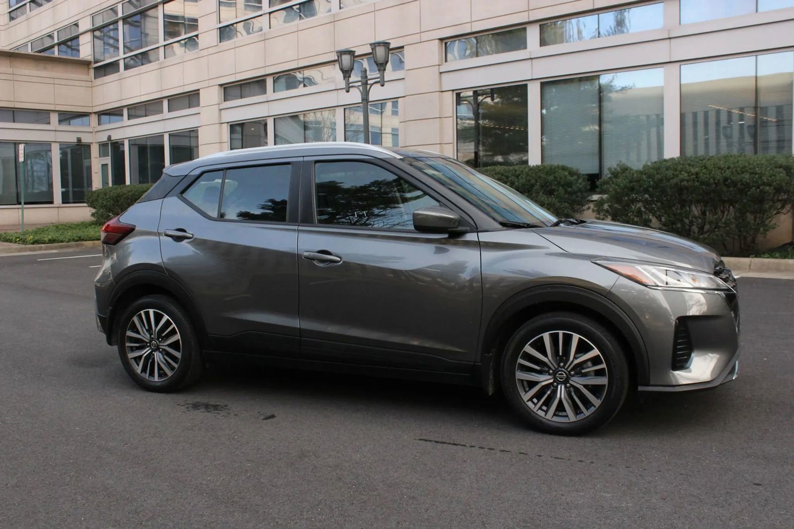 Used 2021 Nissan Kicks SV image 2
