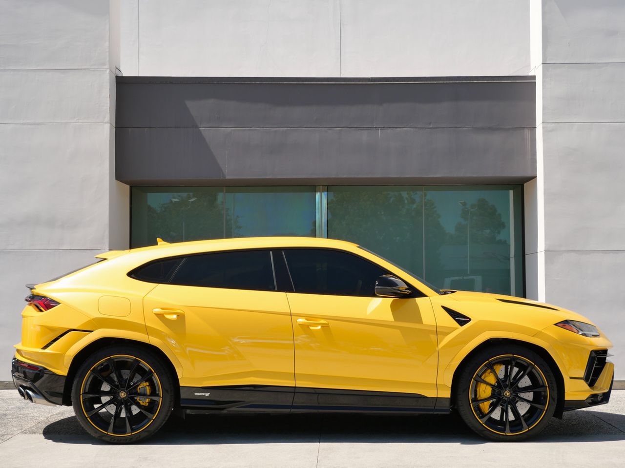 Used 2024 Lamborghini Urus S AWD/4WD image 2