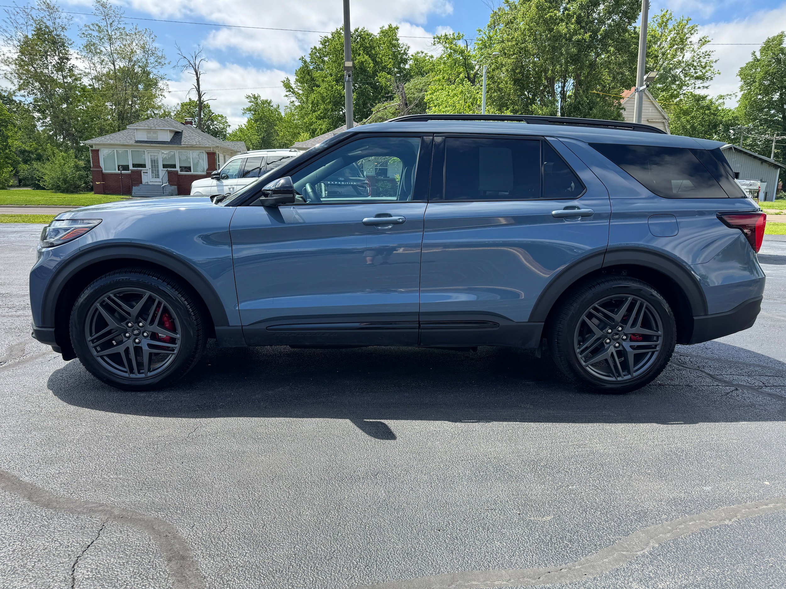 Used 2025 Ford Explorer ST AWD/4WD image 4