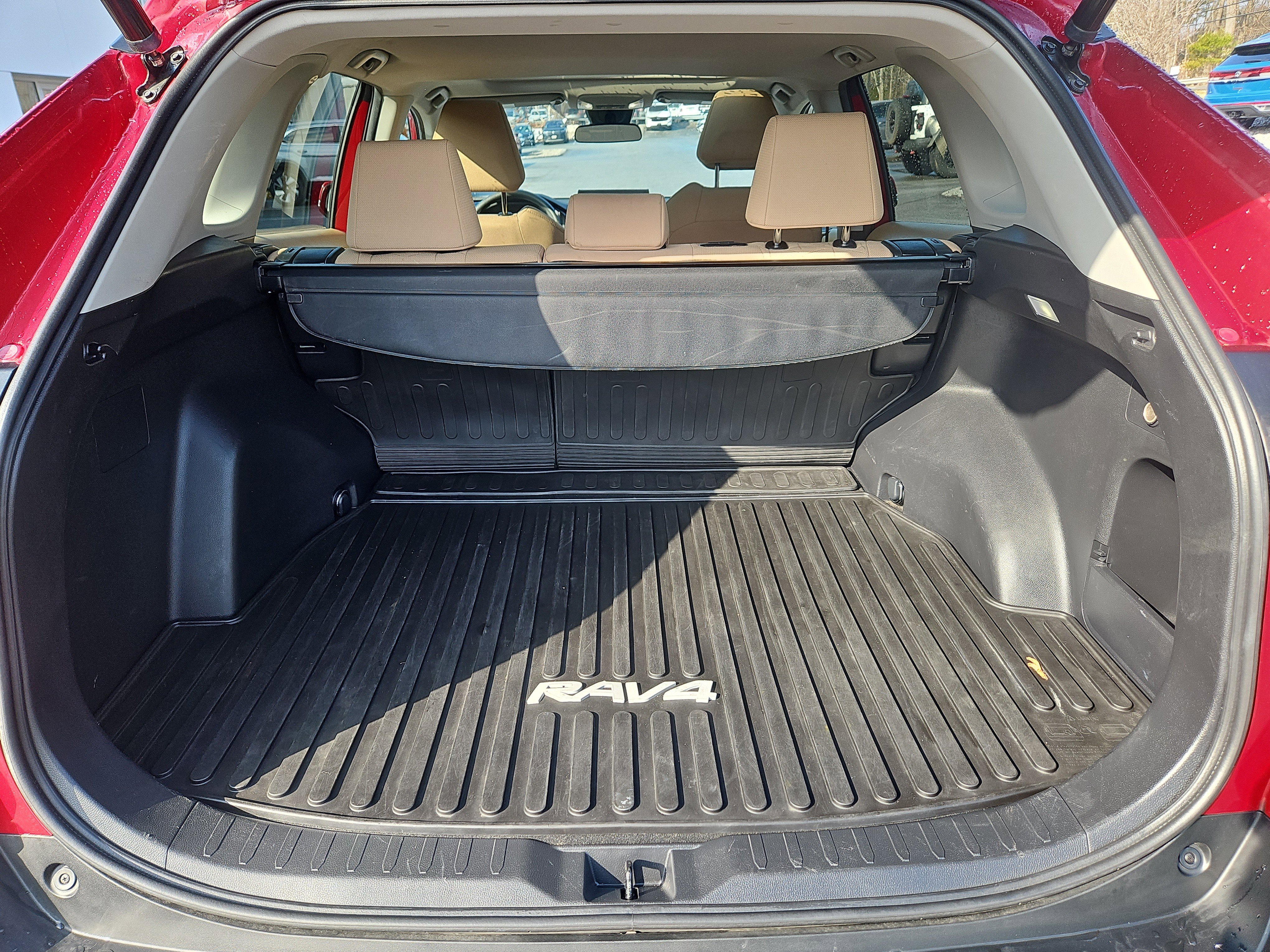 Used 2022 Toyota RAV4 XLE w/ Convenience Package image 31