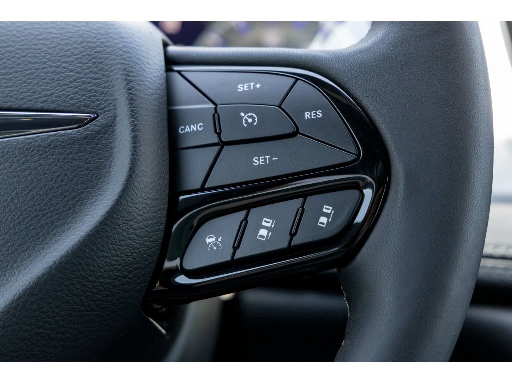 Used 2024 Chrysler Pacifica Touring FWD image 28