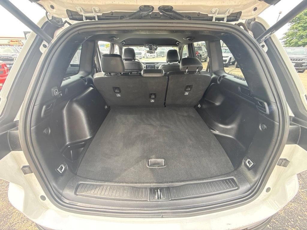 Used 2023 Jeep Grand Cherokee Altitude AWD/4WD image 16