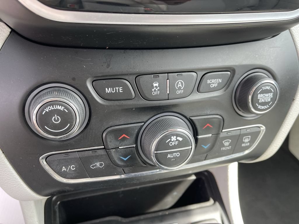 Used 2020 Jeep Cherokee Limited w/ Technology Group AWD/4WD image 19