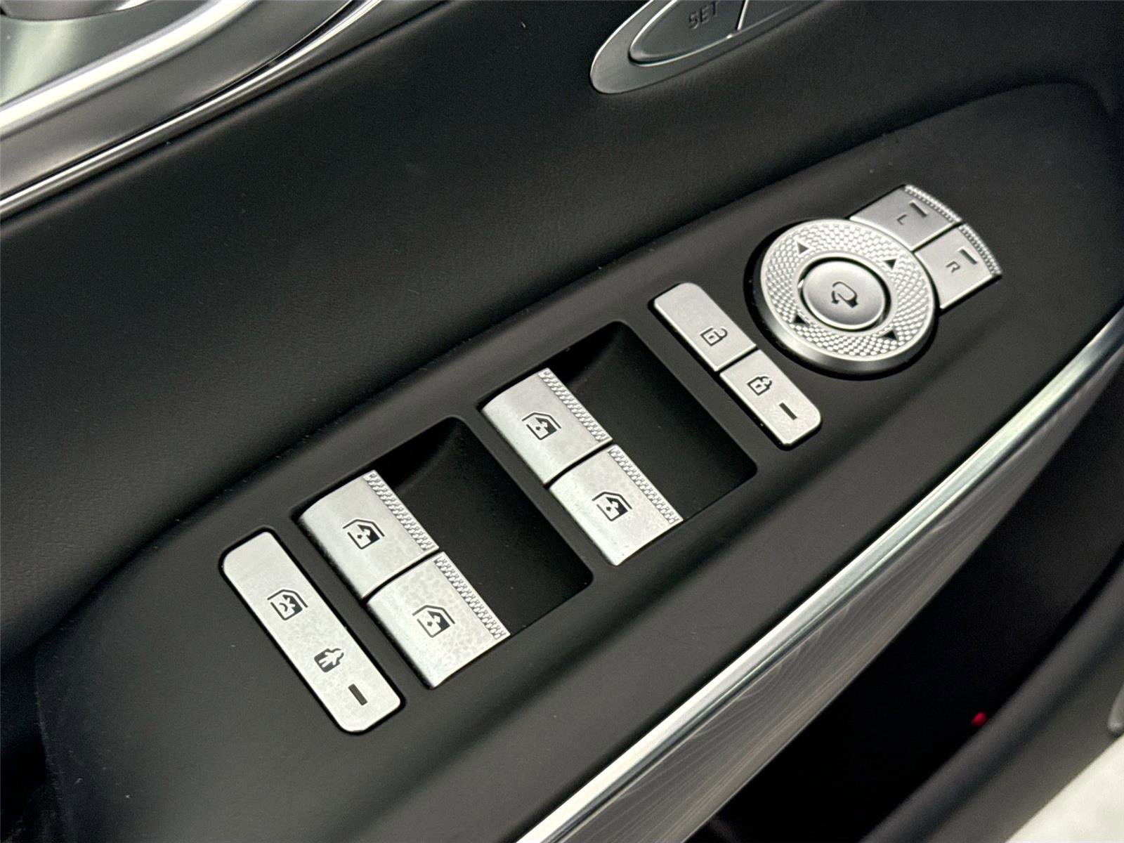 Used 2024 Genesis GV70 2.5T w/ Advanced Package image 30