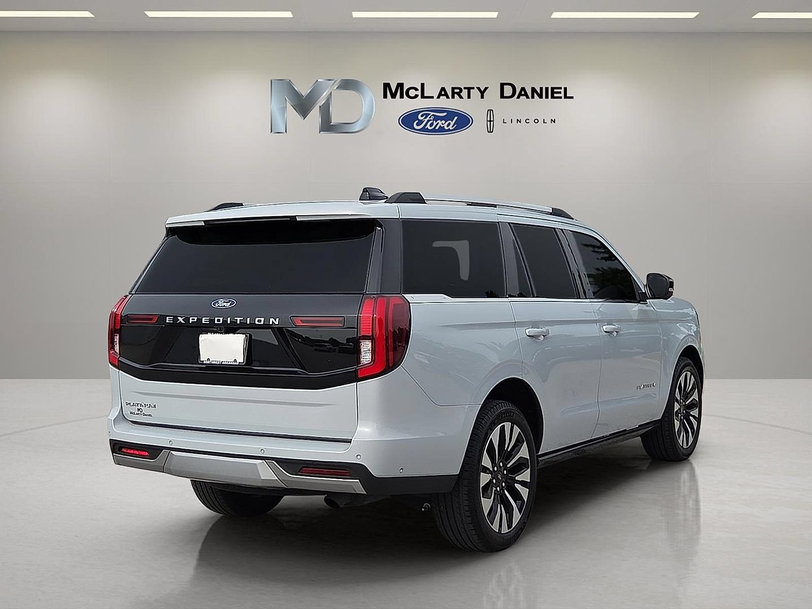 Used 2025 Ford Expedition Platinum w/ Driver's Package AWD/4WD image 5