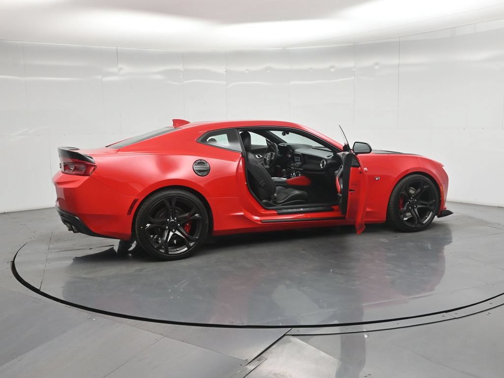 Used 2018 Chevrolet Camaro SS RWD image 4
