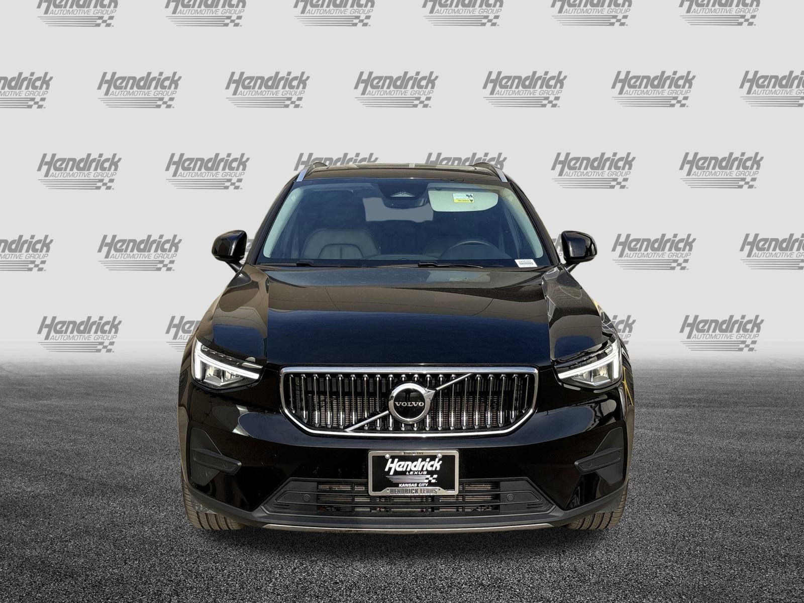 Used 2025 Volvo XC40 B5 Core image 3