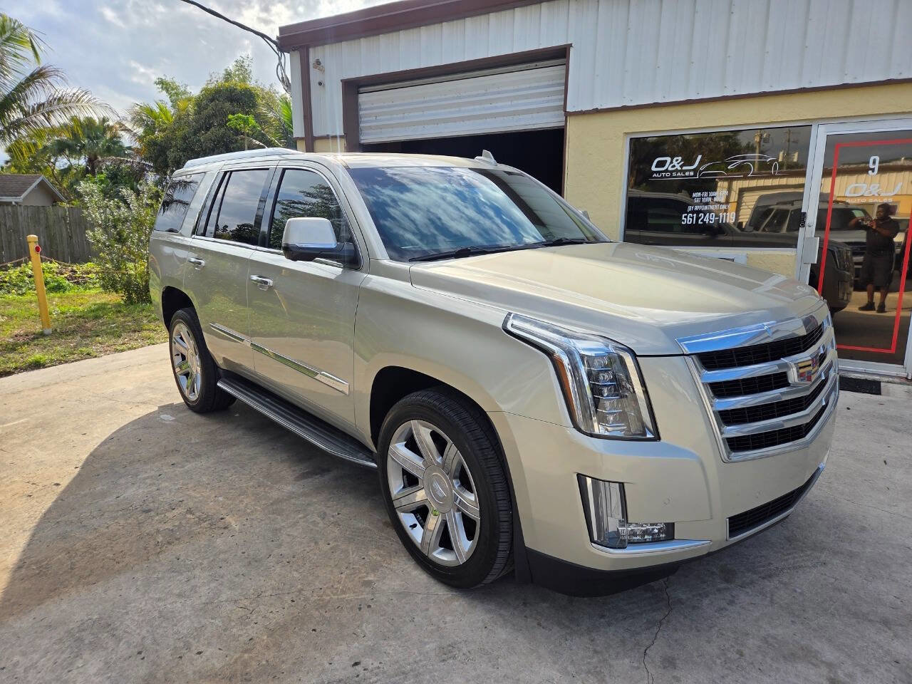 Used 2016 Cadillac Escalade Luxury RWD image 1