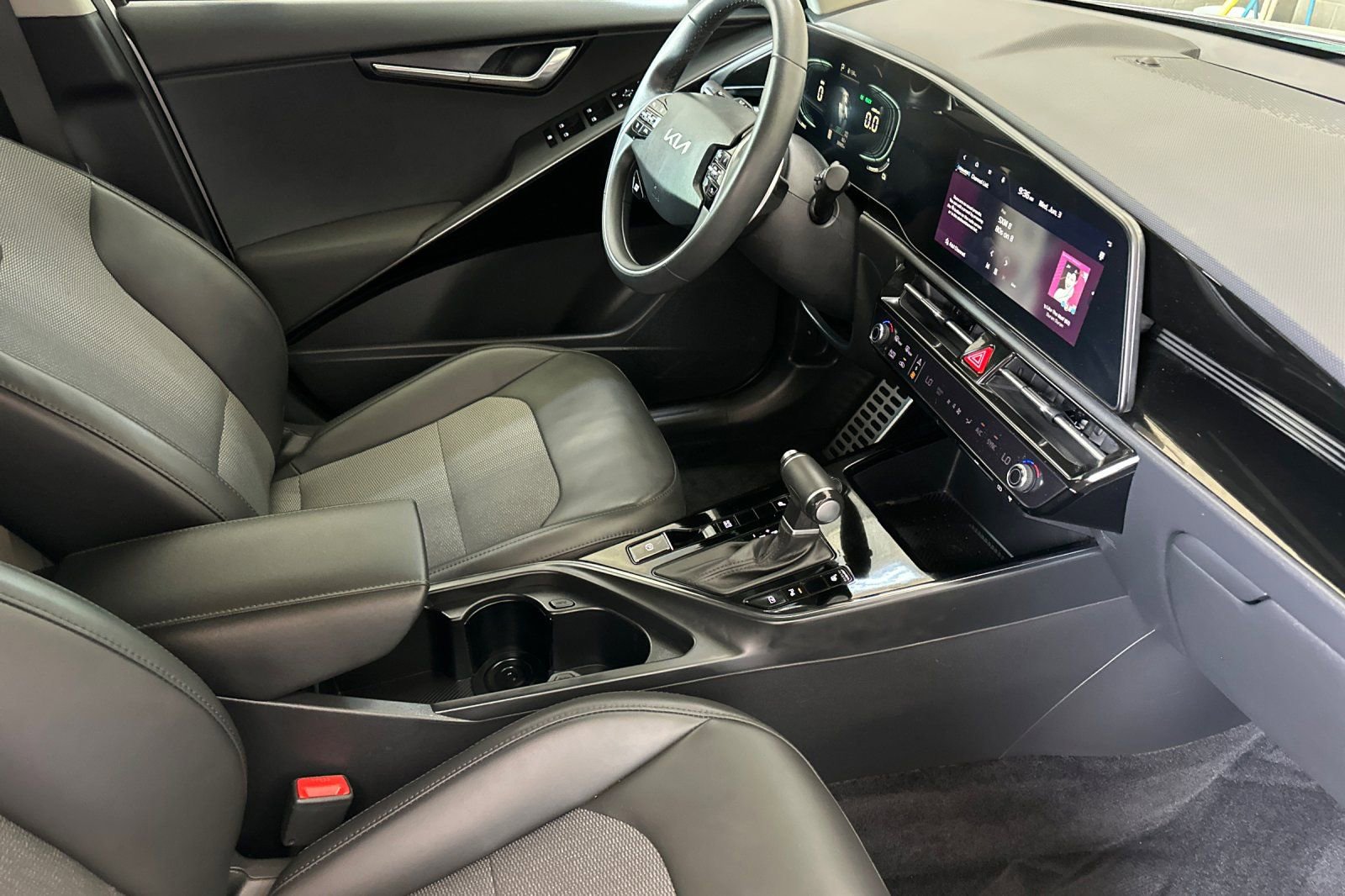 Certified 2023 Kia Niro EX Touring FWD image 17