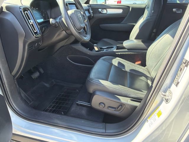 Used 2021 Volvo XC40 T4 Momentum image 9