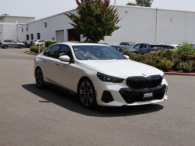 Used 2024 BMW 540i xDrive w/ Premium Package AWD/4WD image 4