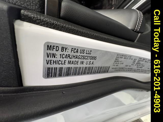 Used 2025 Jeep Grand Cherokee Altitude image 27