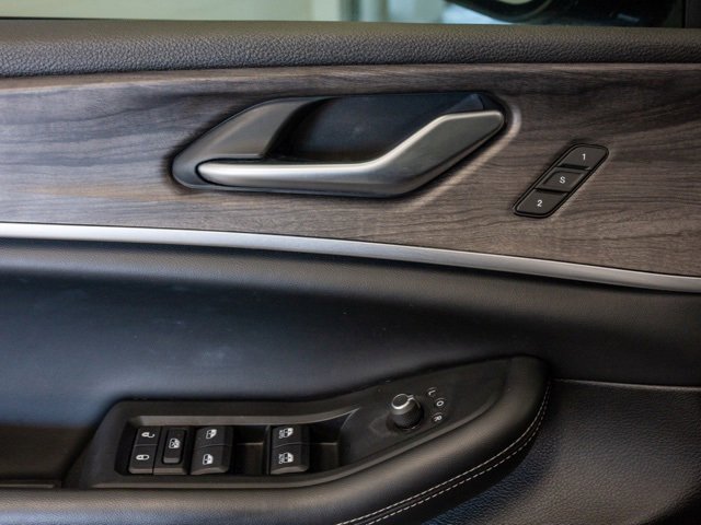 Used 2024 Jeep Grand Cherokee Limited w/ Black Appearance Package image 10