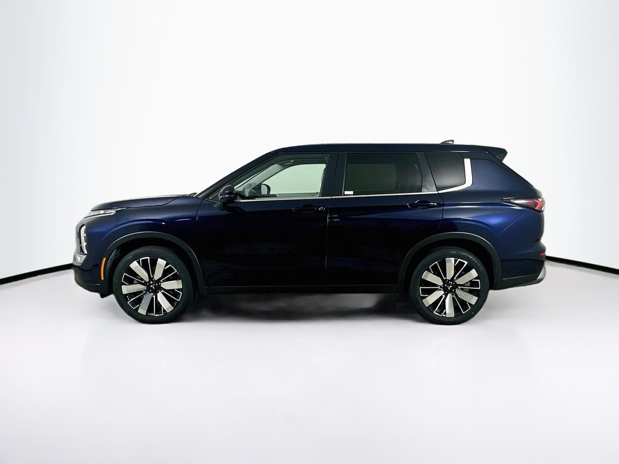 Used 2025 Mitsubishi Outlander SE AWD/4WD image 4