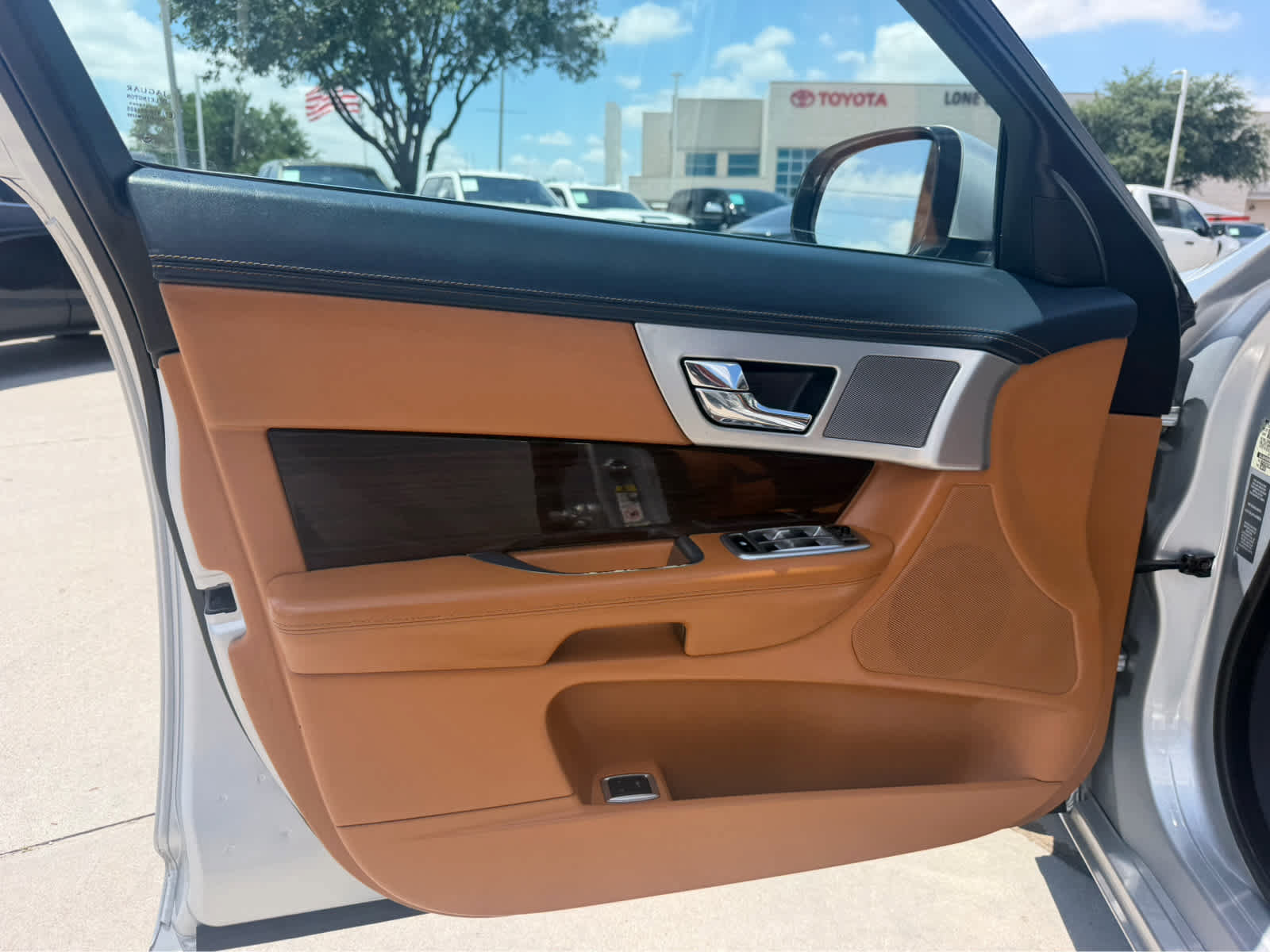 Used 2012 Jaguar XF Portfolio RWD image 12