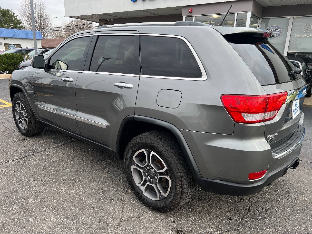 Used 2011 Jeep Grand Cherokee Overland Summit AWD/4WD image 12