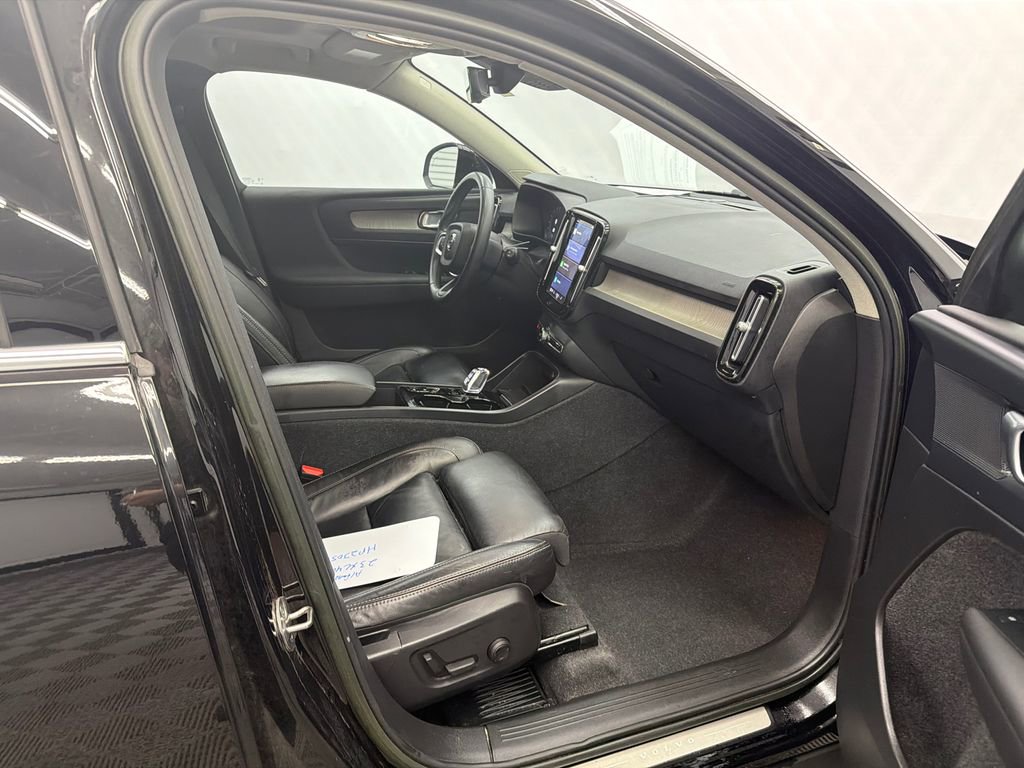 Used 2023 Volvo XC40 B5 Plus image 14