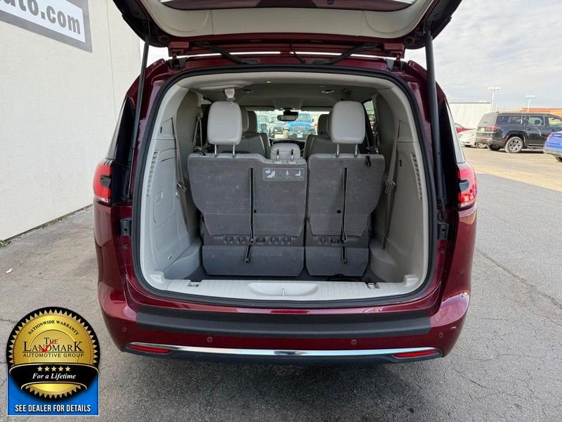 Used 2021 Chrysler Pacifica Touring-L image 22