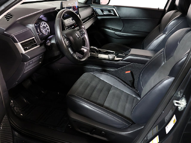 Used 2025 Mitsubishi Outlander SE FWD image 13