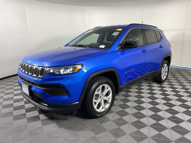 Used 2024 Jeep Compass Latitude w/ Convenience Group AWD/4WD image 4