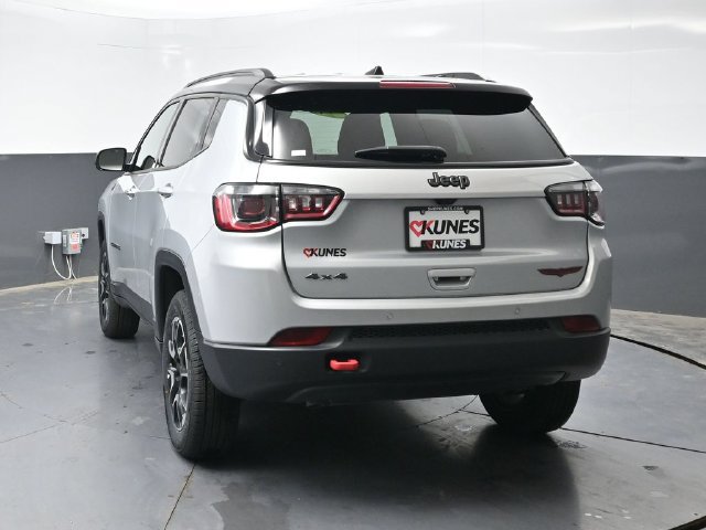 Used 2025 Jeep Compass Trailhawk AWD/4WD image 2
