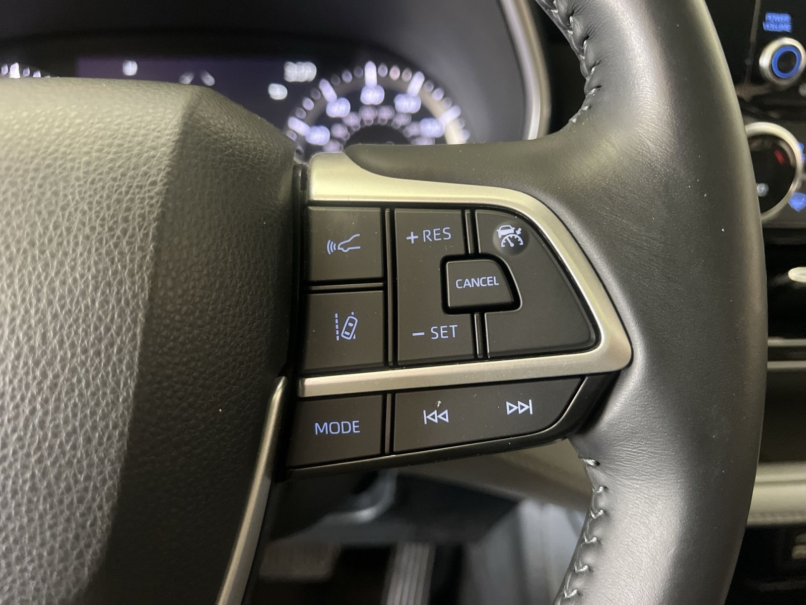Used 2022 Toyota Highlander XLE AWD/4WD image 36