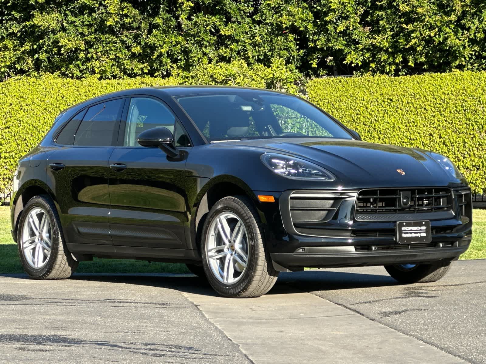 Certified 2025 Porsche Macan AWD/4WD image 10