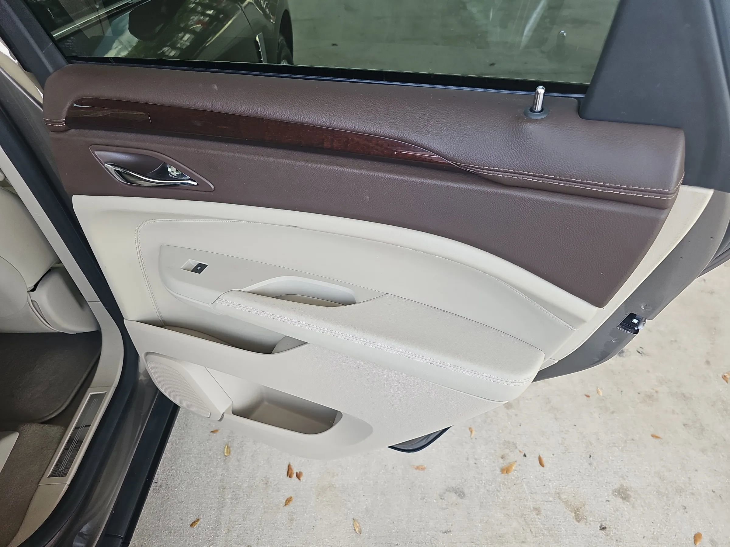 Used 2011 Cadillac SRX Luxury image 39