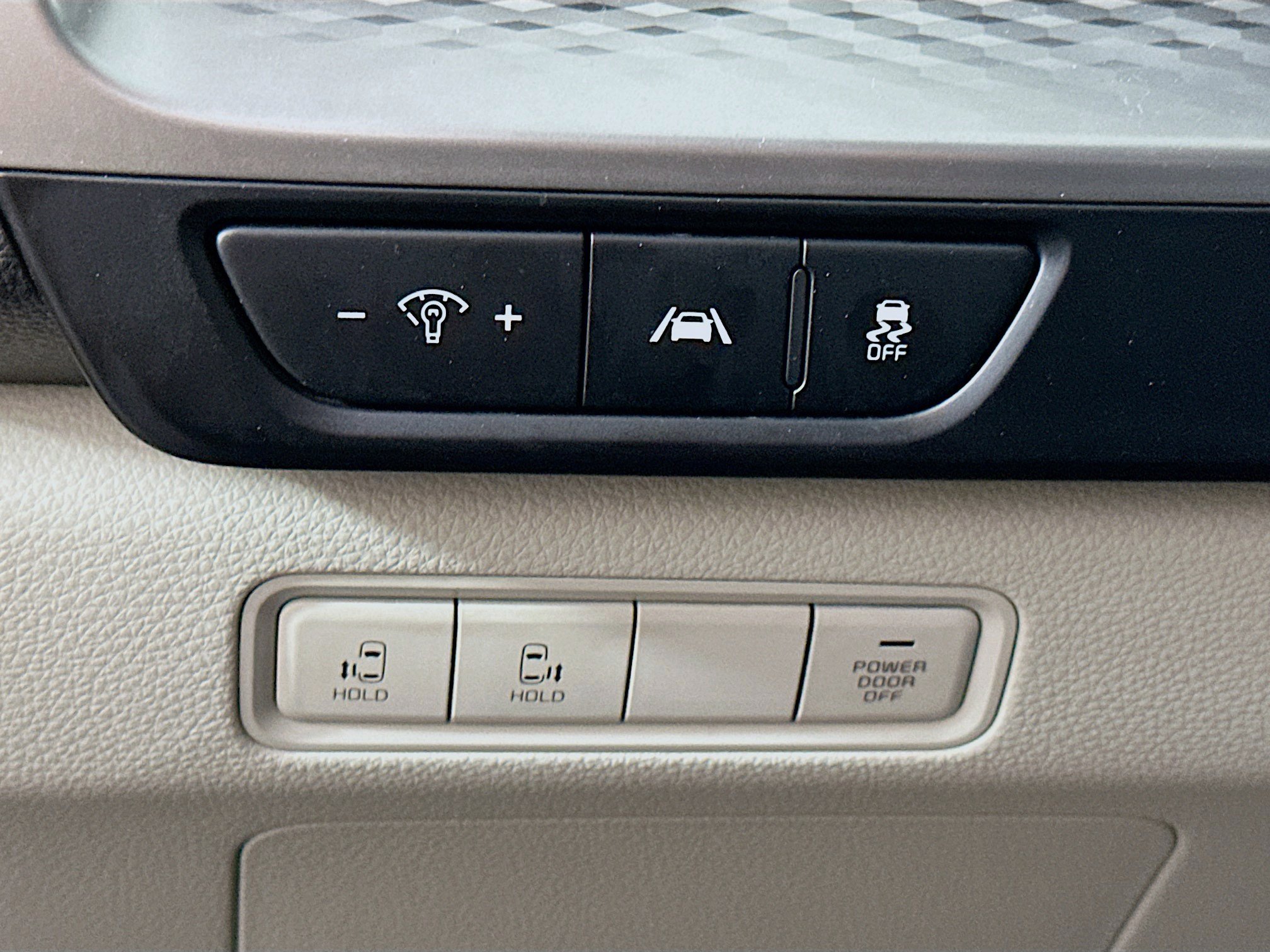 Used 2024 Kia Carnival LX image 17