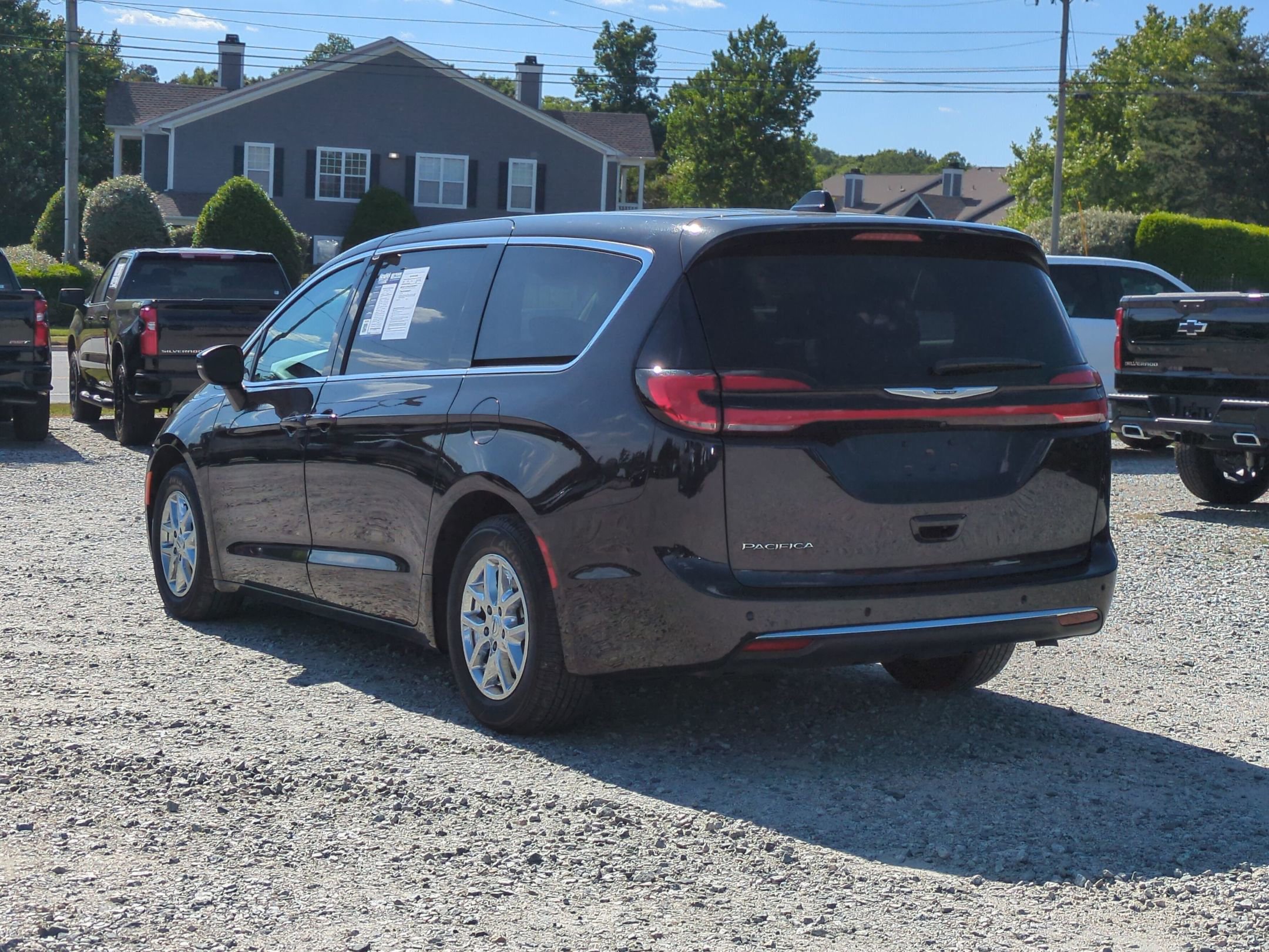 Used 2023 Chrysler Pacifica Touring-L FWD image 8