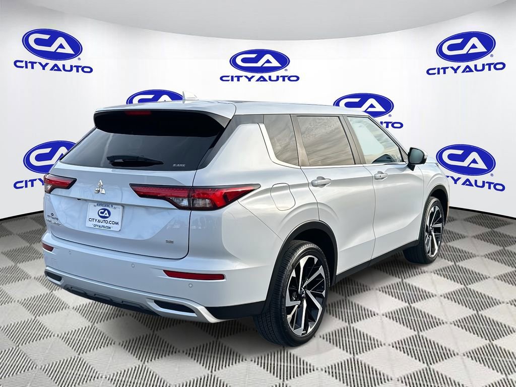 Used 2024 Mitsubishi Outlander SE image 3