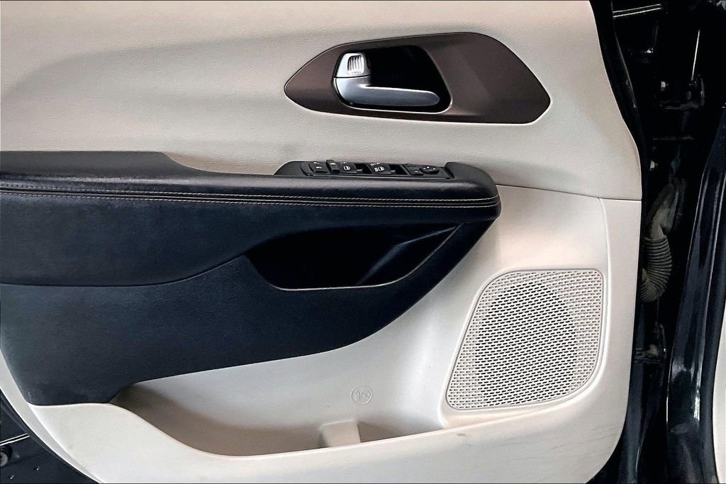 Used 2017 Chrysler Pacifica Touring-L image 19