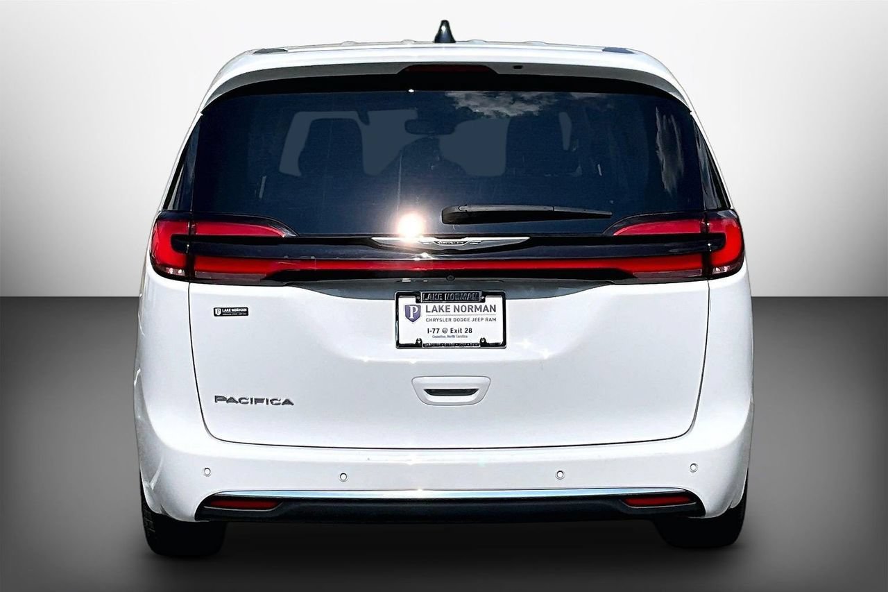 Used 2024 Chrysler Pacifica Touring-L FWD image 7