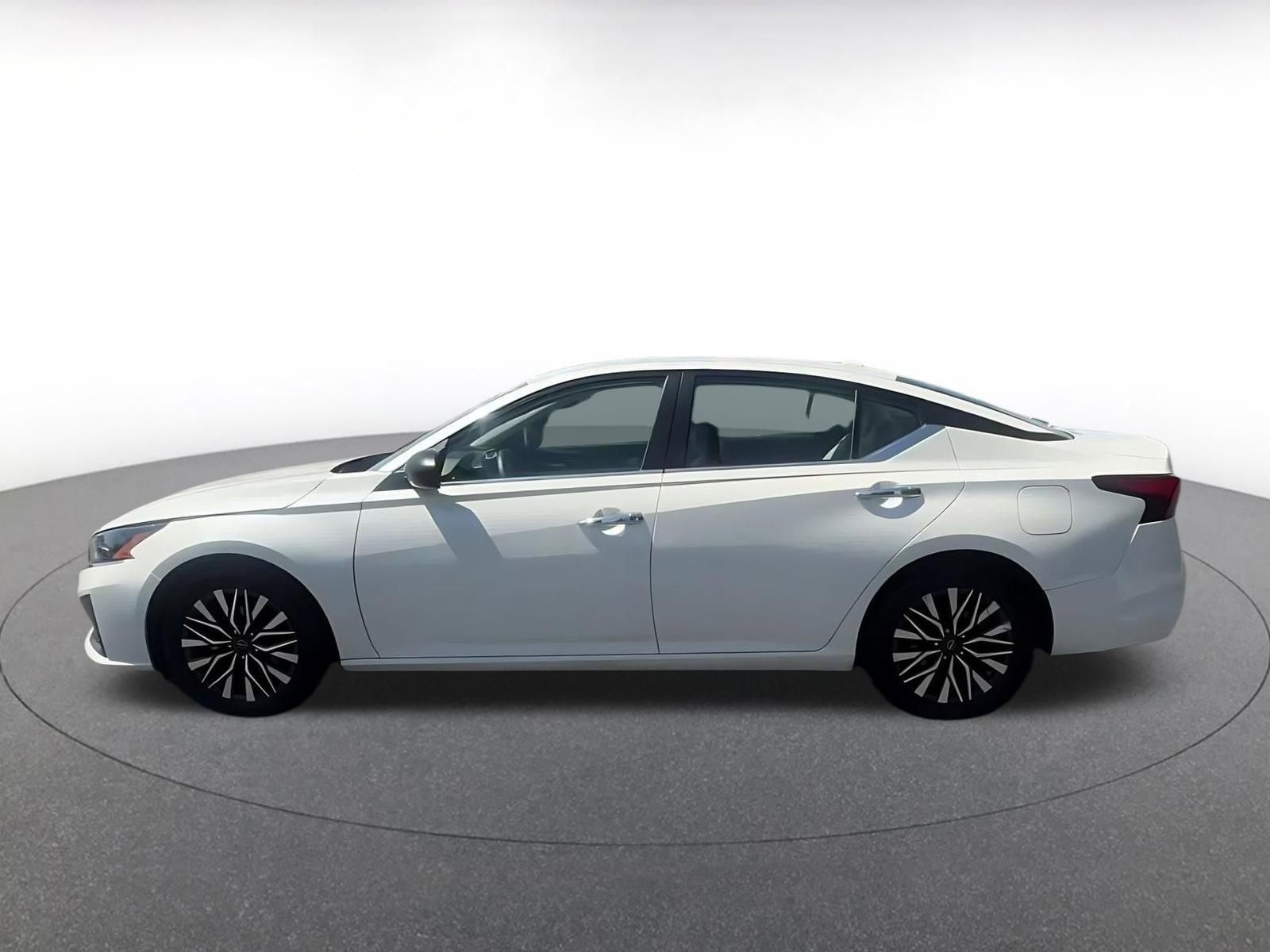 Used 2025 Nissan Altima 2.5 SV FWD image 9