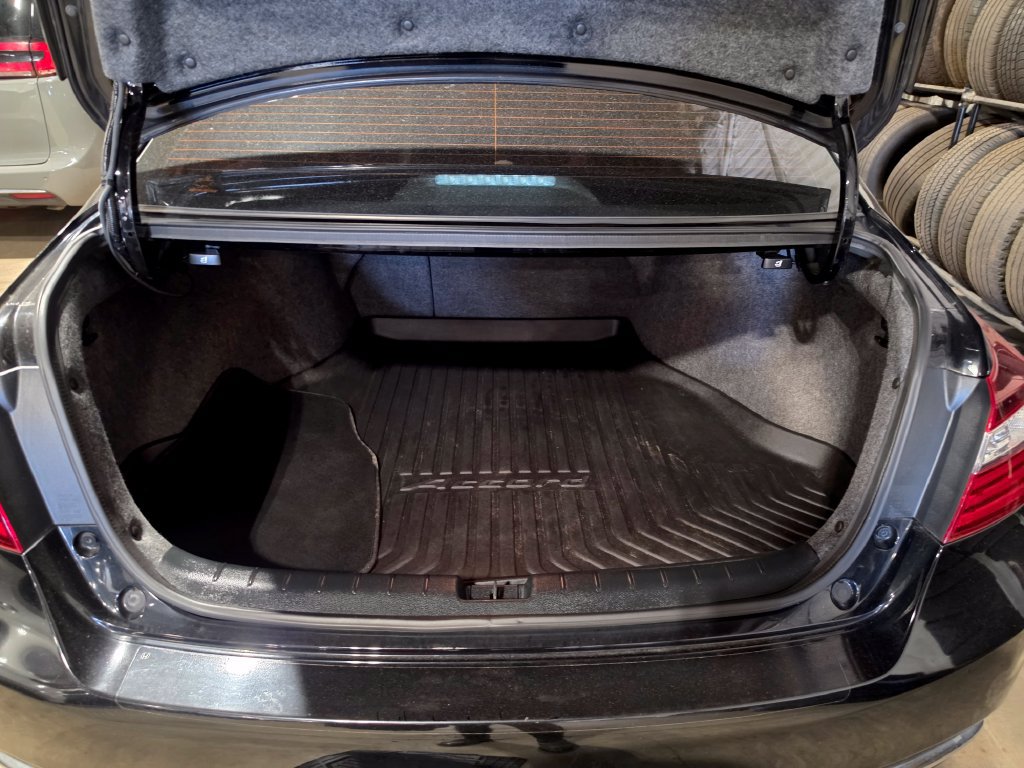 Used 2017 Honda Accord EX image 9
