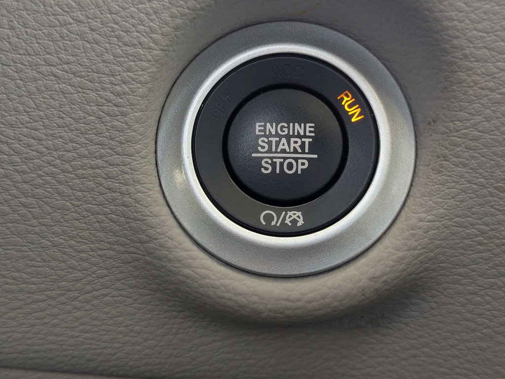 Certified 2023 Chrysler Pacifica Limited FWD image 35