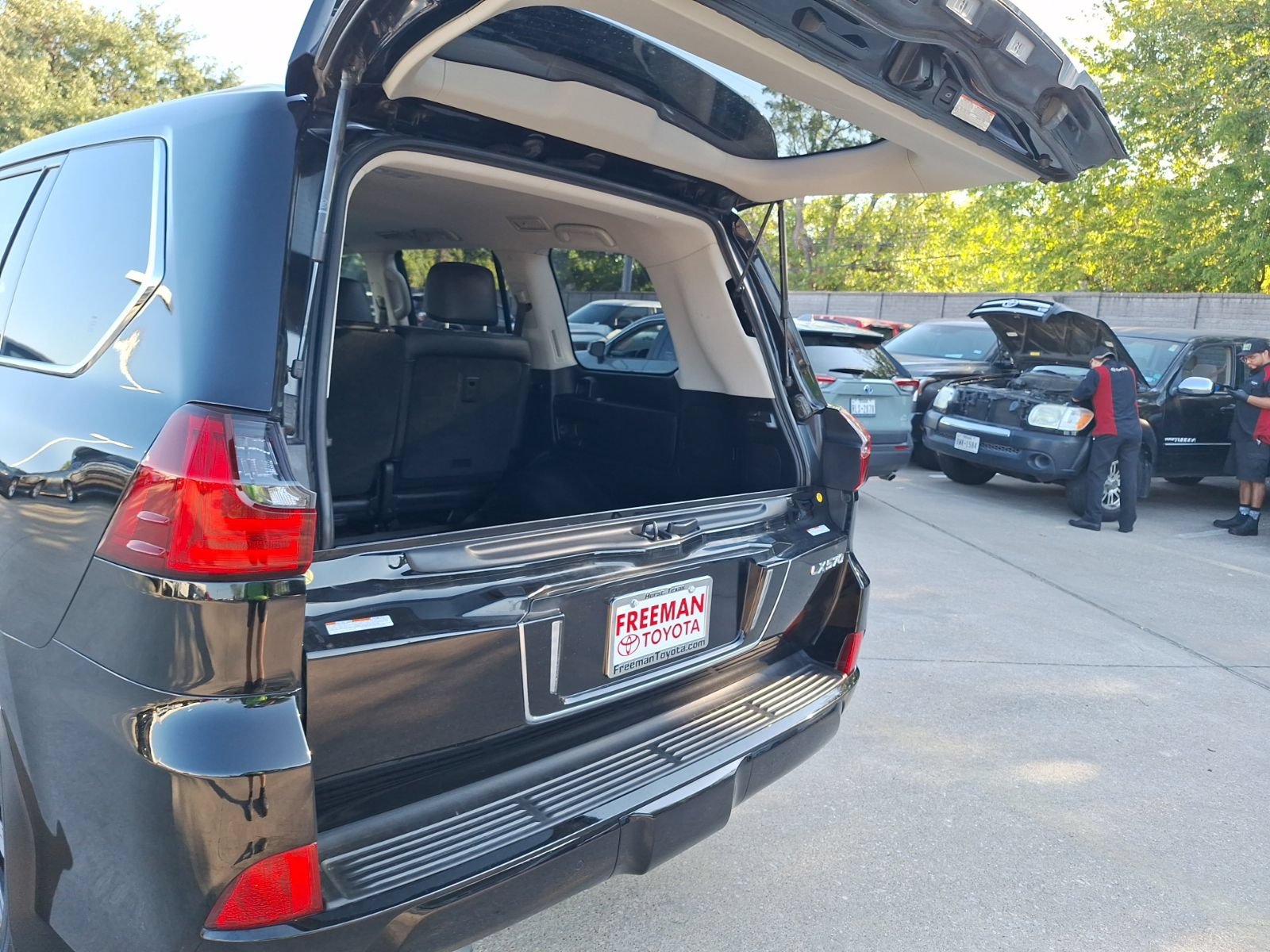Used 2021 Lexus LX 570 4WD w/ Luxury Package image 36